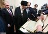 رئيس جمهور روسيه يكي از قديمي‌ترين نسخه‌هاي خطي قرآن‌ را به رهبر انقلاب اهدا كرد