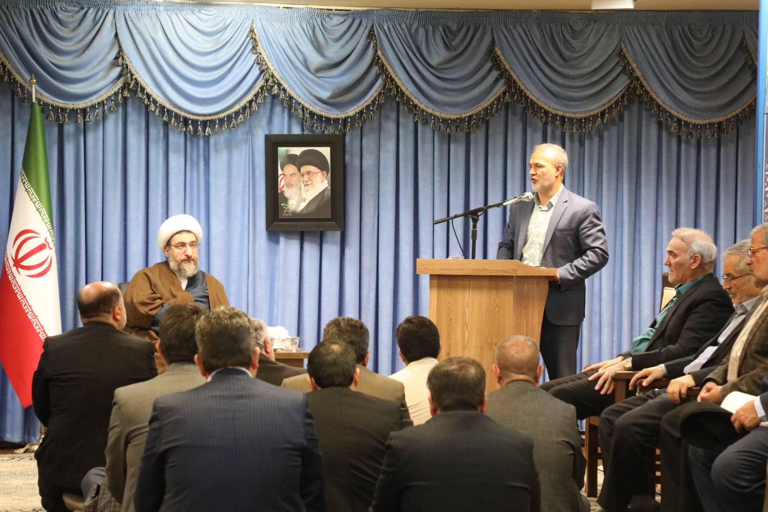 هفته حج،دیدار مسئولان و کارگزاران حج و زیارت استان با نماینده ولی فقیه در استان و امام جمعه تبريز+تصاویر